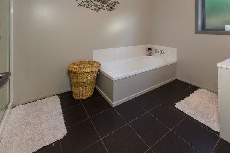 Photo of property in 124a Mataraki Place, Wanaka, 9305