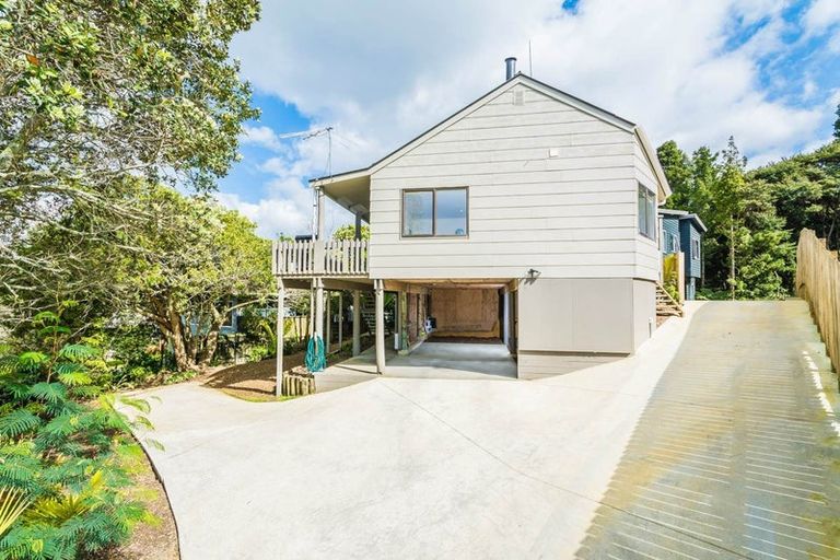 Photo of property in 33 Glen Vista Place, Bayview, Auckland, 0629
