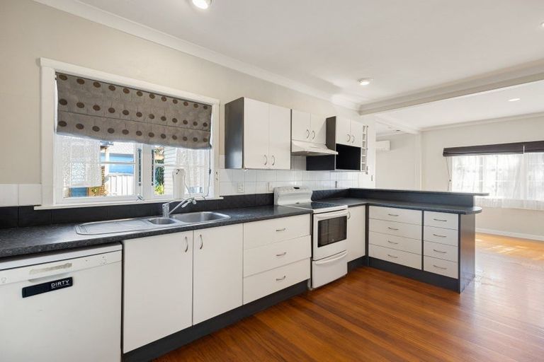 Photo of property in 16 Mahana Road, St Andrews, Hamilton, 3200