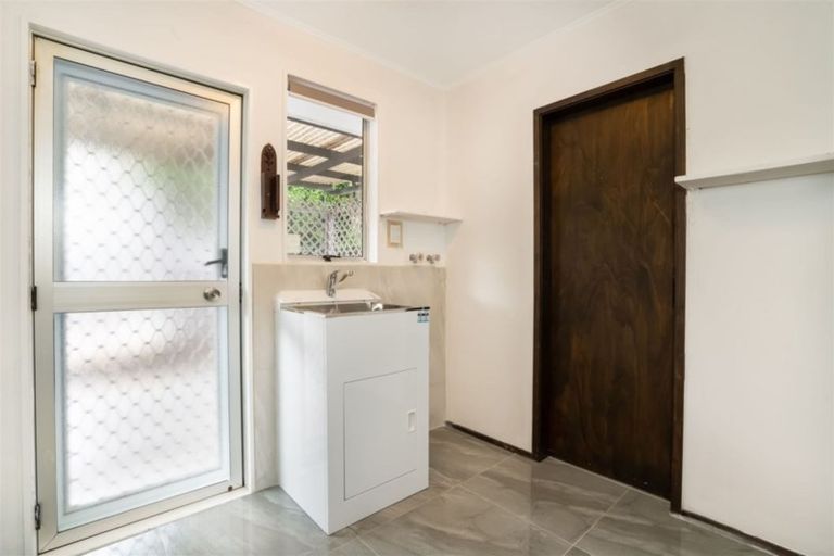 Photo of property in 56 Donovan Avenue, Massey, Auckland, 0614