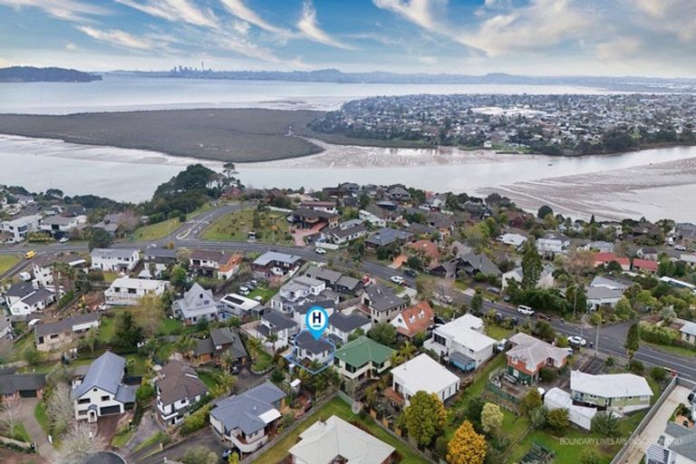 Photo of property in 152b Luckens Road, West Harbour, Auckland, 0618