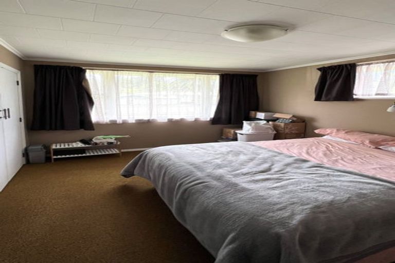Photo of property in 1/6 Moeraki Road, Maoribank, Upper Hutt, 5018
