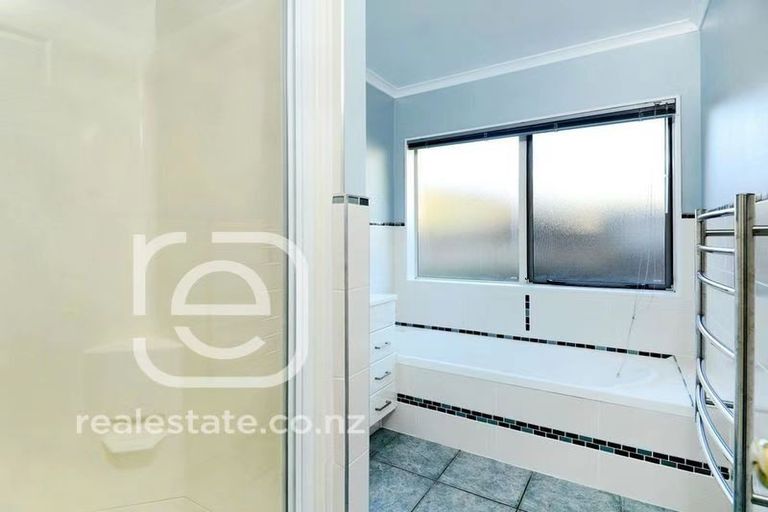 Photo of property in 8 Helen Ryburn Place, Torbay, Auckland, 0630