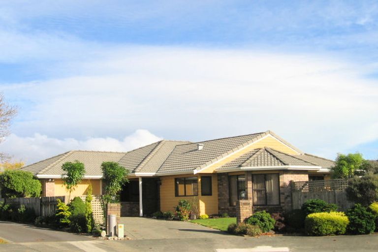 Photo of property in 10 Papawai Grove, Waikanae, 5036