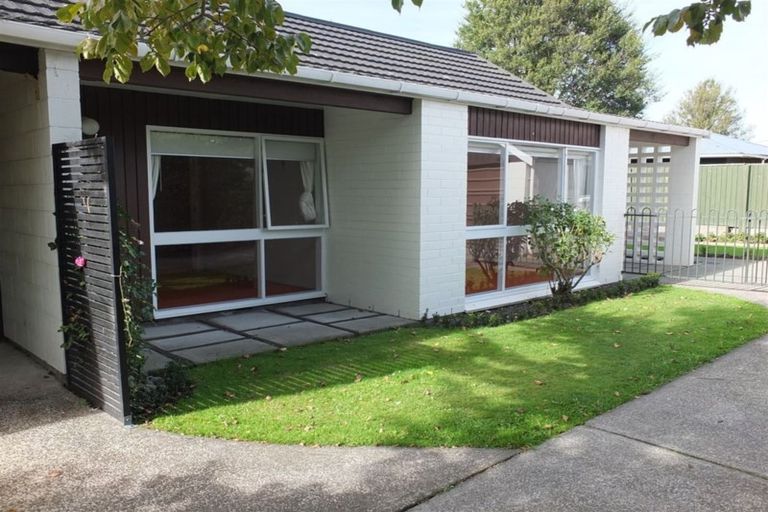 Photo of property in 2/10 Jamell Place, Avonhead, Christchurch, 8042