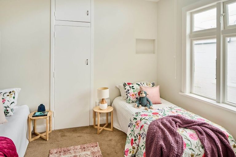 Photo of property in 134 Nevay Road, Karaka Bays, Wellington, 6022