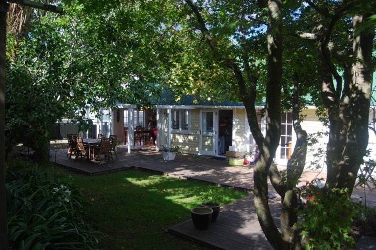 Photo of property in 16 Bridge View Road, Birkenhead, Auckland, 0626