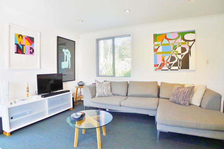 Photo of property in 32 Queen Mary Avenue, New Lynn, Auckland, 0600