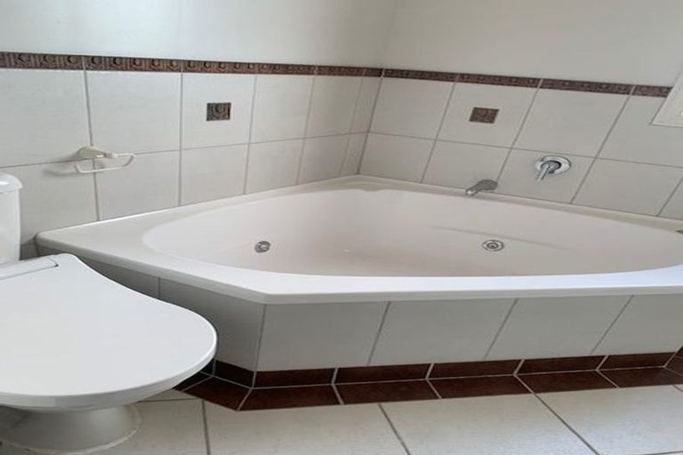 Photo of property in 2 Glastry Close, East Tamaki Heights, Auckland, 2016