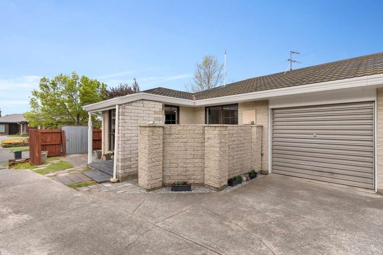 Photo of property in 37 Karnak Crescent, Russley, Christchurch, 8042