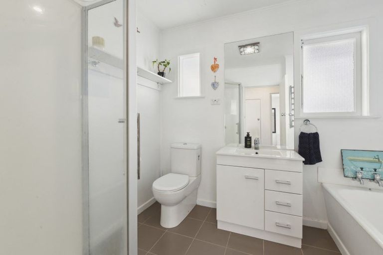 Photo of property in 1/123 Queen Street, Northcote Point, Auckland, 0627