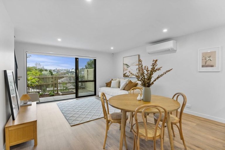 Photo of property in 2/35 Garadice Road, Rothesay Bay, Auckland, 0630