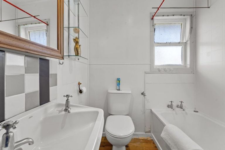 Photo of property in 4 Duncan Avenue, Te Atatu South, Auckland, 0610