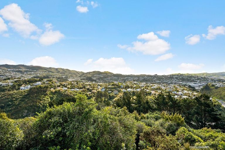 Photo of property in 18 Spitfire Place, Newlands, Wellington, 6037