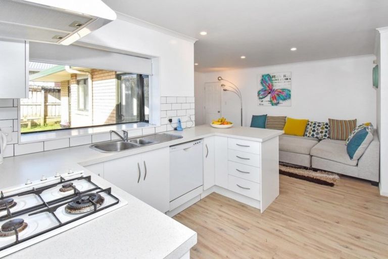 Photo of property in 22 Moyrus Crescent, East Tamaki Heights, Auckland, 2016