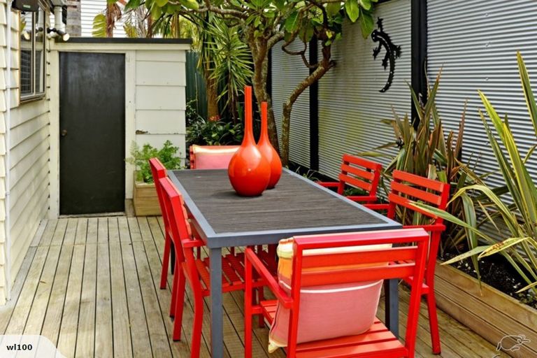 Photo of property in 15 Sunnynook Road, Forrest Hill, Auckland, 0620