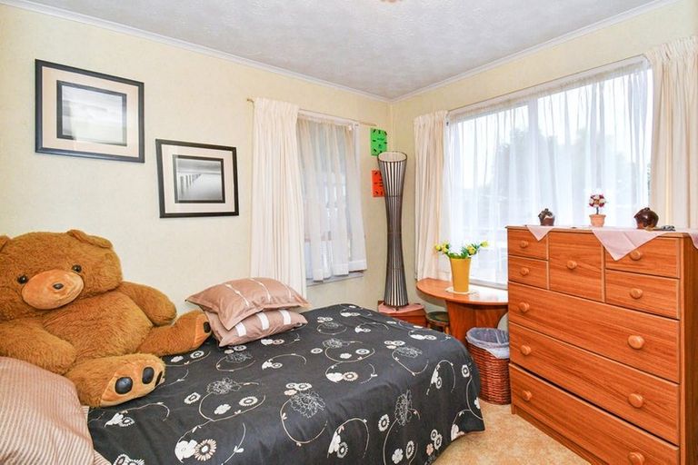 Photo of property in 13 Lipton Grove, Opaheke, Papakura, 2113