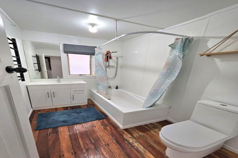 Photo of property in 40 Pioneer Road, Moturoa, New Plymouth, 4310