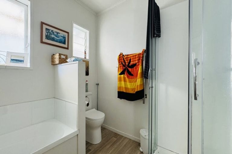 Photo of property in 18a Sylvan Crescent, Te Atatu South, Auckland, 0610