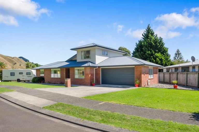 Photo of property in 16 Matuhi Street, Waikanae, 5036