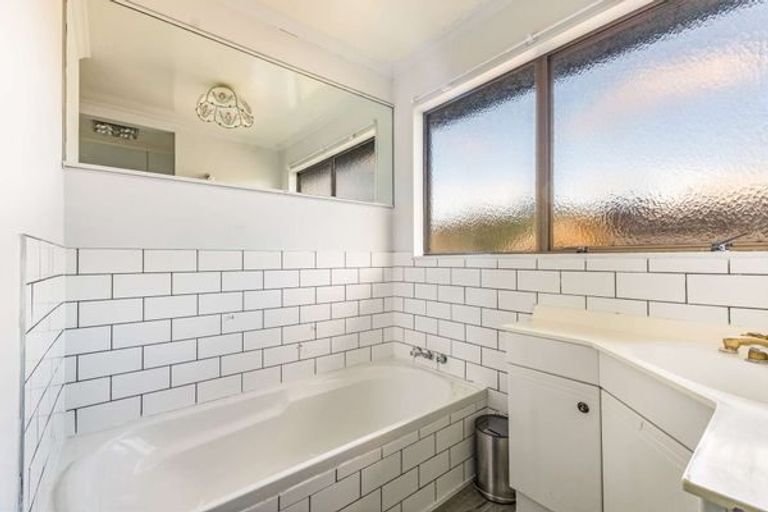 Photo of property in 84 Pioneer Road, Moturoa, New Plymouth, 4310