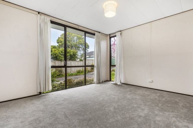 Photo of property in 3175 Great North Road, New Lynn, Auckland, 0600