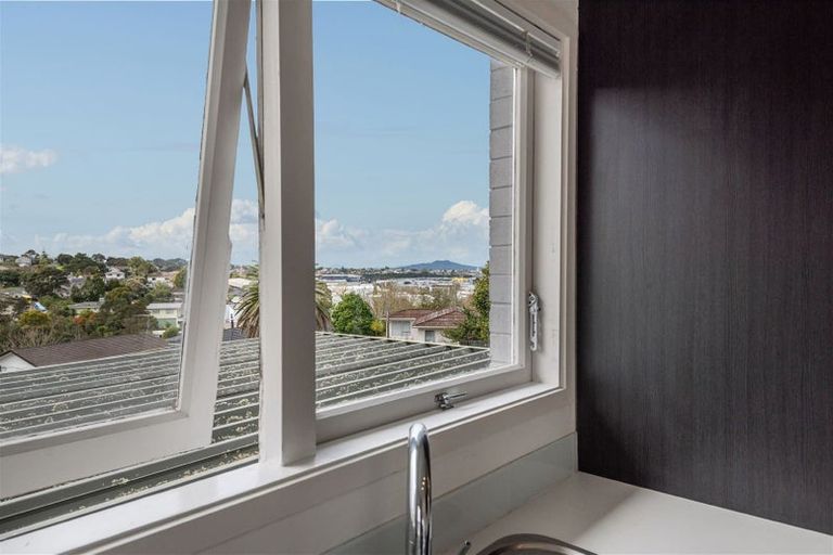 Photo of property in 2/58 Girrahween Drive, Totara Vale, Auckland, 0629