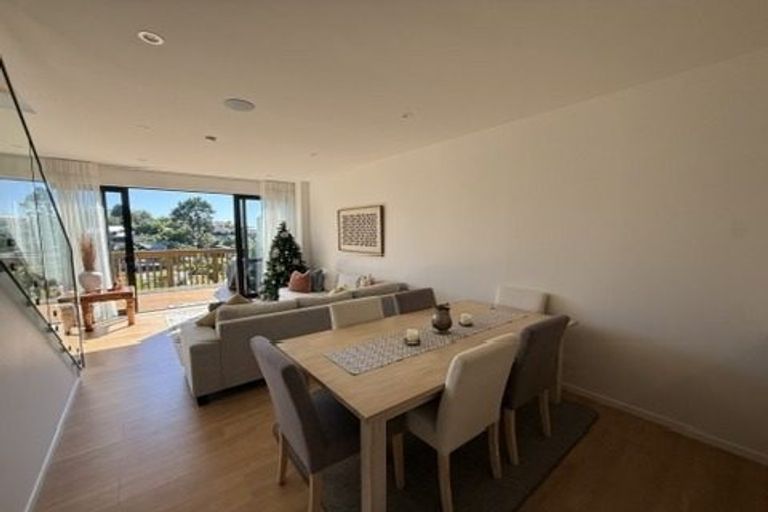 Photo of property in 905e East Coast Road, Northcross, Auckland, 0632