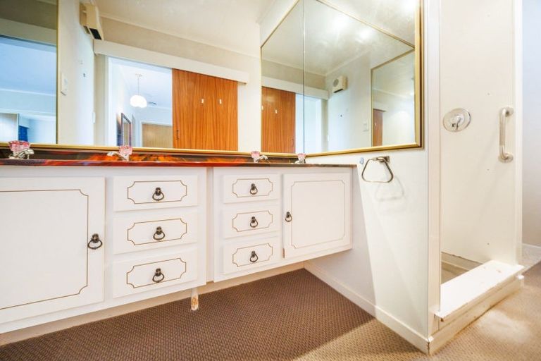 Photo of property in 18 Westhaven Grove, Takaro, Palmerston North, 4412