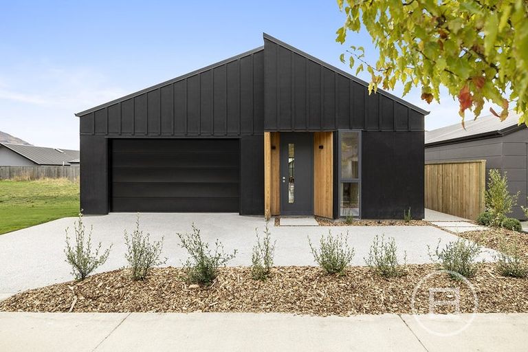 Photo of property in 22 Bale Road, Jacks Point, 9371