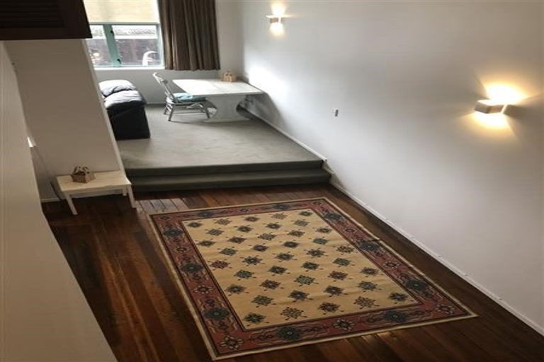 Photo of property in 2/318 Sunset Road, Unsworth Heights, Auckland, 0632