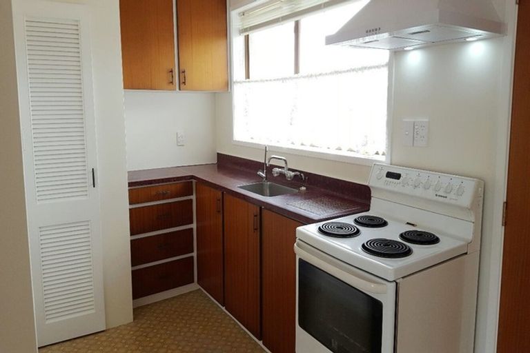 Photo of property in 2/84 Pupuke Road, Hillcrest, Auckland, 0627