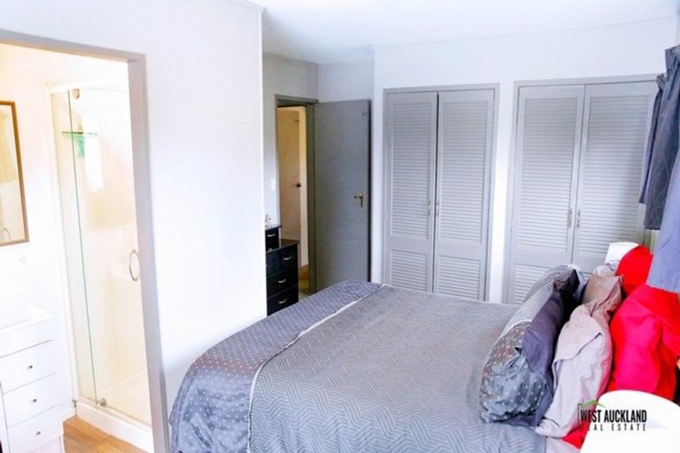 Photo of property in 2/76 Kaurilands Road, Titirangi, Auckland, 0604