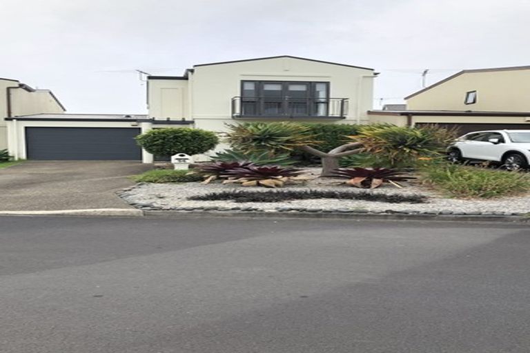 Photo of property in 52 Provence Esplanade, Te Atatu Peninsula, Auckland, 0610