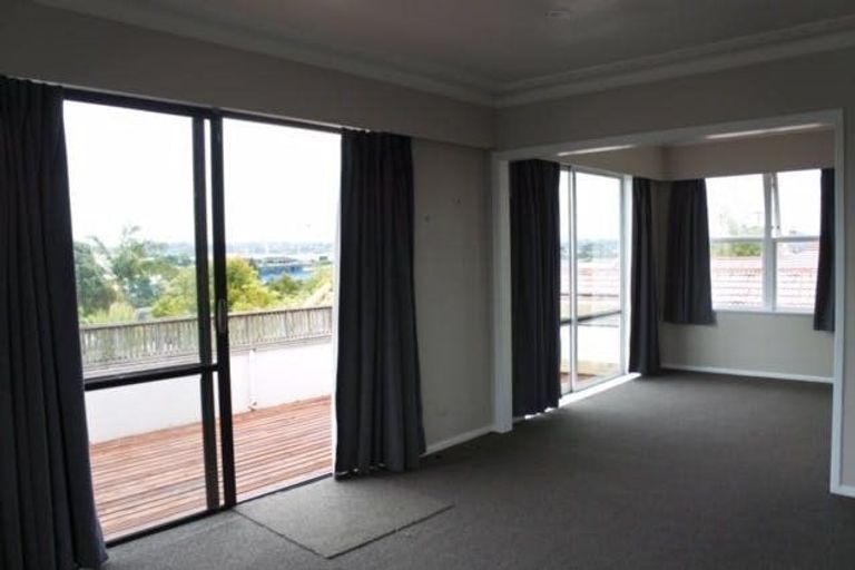 Photo of property in 33 School Road, Te Atatu South, Auckland, 0610