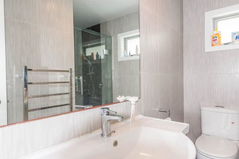 Photo of property in 16a Karamu Street, Te Atatu Peninsula, Auckland, 0610