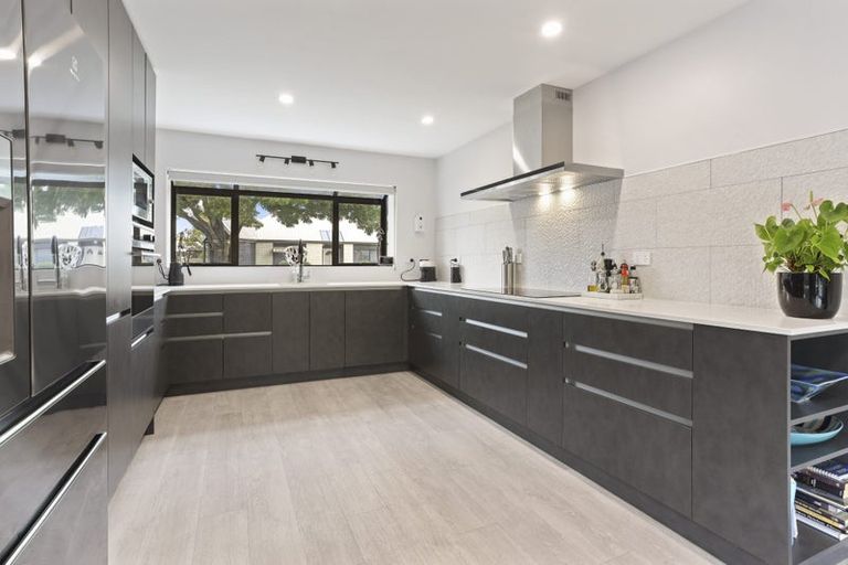 Photo of property in 10 Pyatt Place, Redwood, Christchurch, 8051