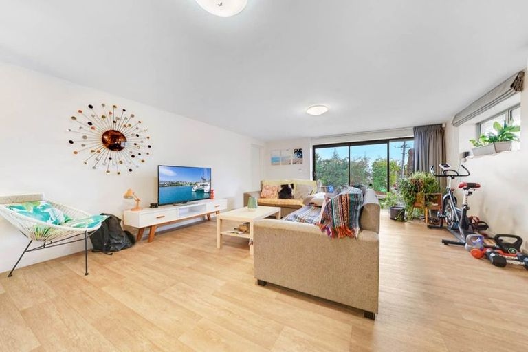 Photo of property in 582 Massey Road, Mangere, Auckland, 2022