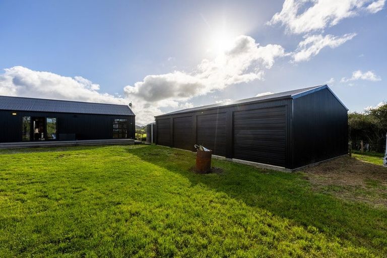 Photo of property in 237 Croydon Road, Midhirst, Stratford, 4394