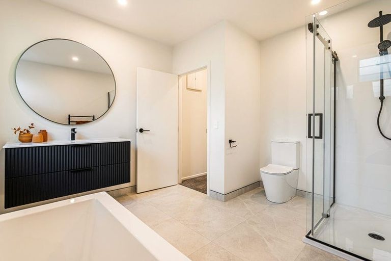 Photo of property in 2/1c Bank Street, Hillcrest, Auckland, 0627