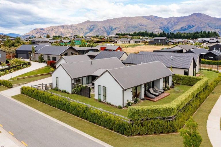 Photo of property in 29 Mount Nicholas Avenue, Wanaka, 9305