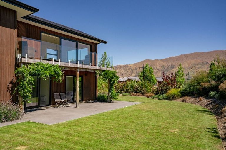 Photo of property in 9 Kirimoko Crescent, Wanaka, 9305