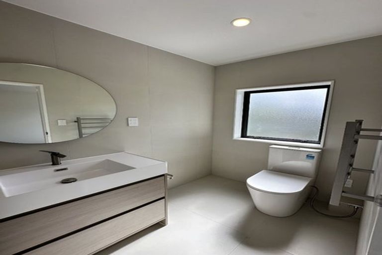 Photo of property in 2b Van Dyke Place, West Harbour, Auckland, 0618