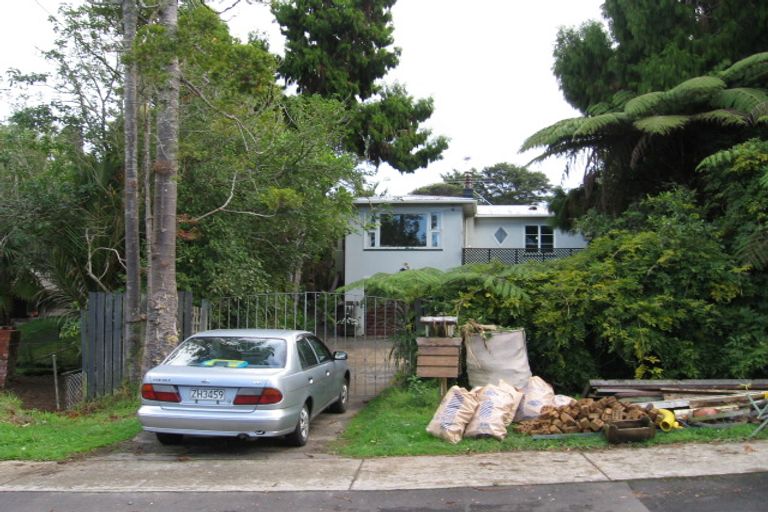 Photo of property in 15 Hollywood Avenue, Titirangi, Auckland, 0604