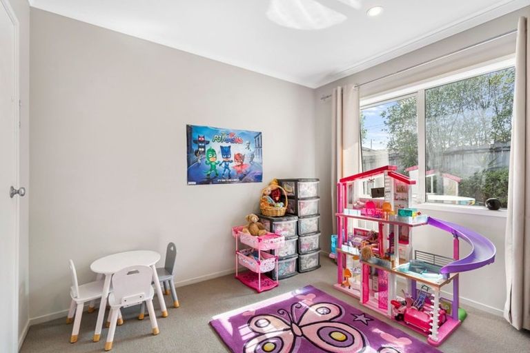 Photo of property in 25 Saltwood Street, Red Beach, 0932