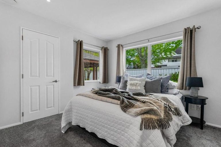 Photo of property in 5 Oystergrove Road, West Harbour, Auckland, 0618