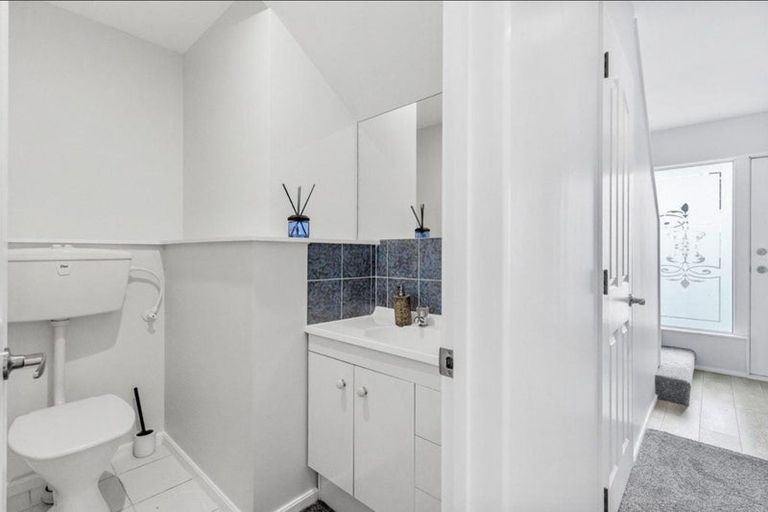 Photo of property in 5 Oystergrove Road, West Harbour, Auckland, 0618