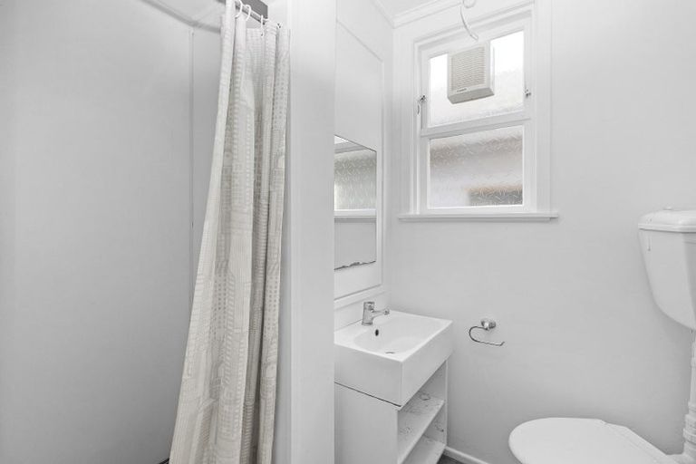 Photo of property in 87 Queens Drive, Lyall Bay, Wellington, 6022