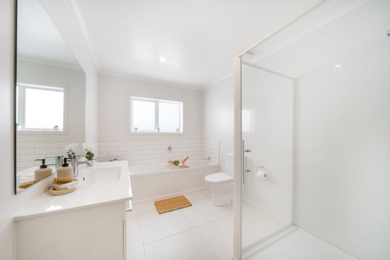 Photo of property in 5 Belize Grove, Grenada Village, Wellington, 6037