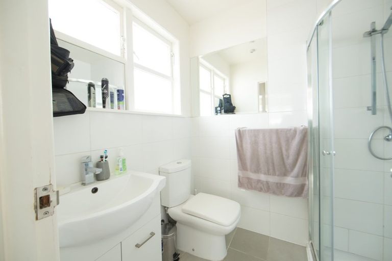 Photo of property in 2/70 Hogans Road, Glenfield, Auckland, 0629